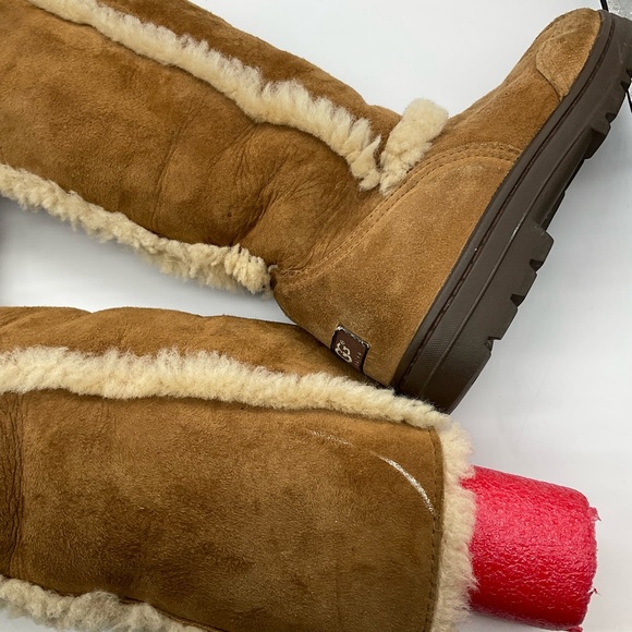 UGG TALL SUEDE SHEEPSKIN BOOTS 8 WIDE - Picture 3 of 8